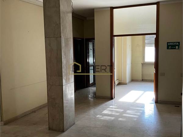 ufficio di grandi dimensioni