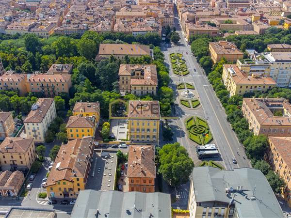Adiacente a Piazzale Garibaldi 