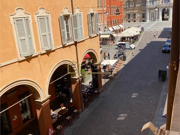 Affittasi prestigioso appartamento, completamente arredato, sito nel centro storico. 