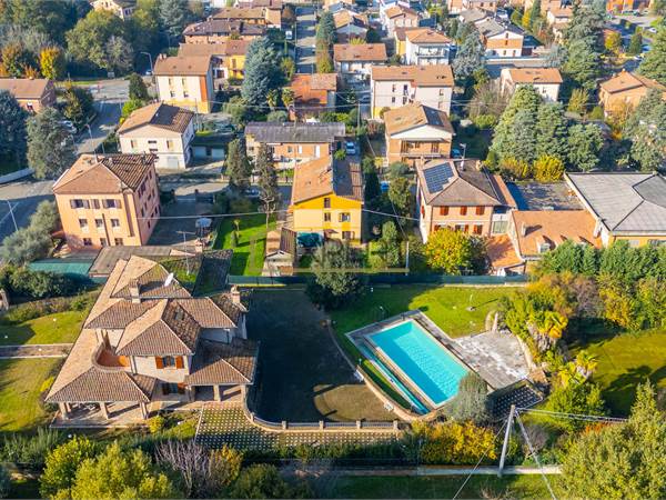  VILLA CON PARCO E PISCINA  (LUXURY)