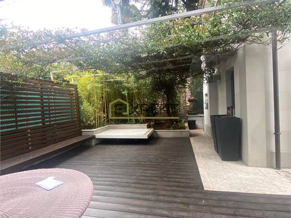 Villa indipendente, completamente ristrutturata, con giardino privato di circa 400 mq.