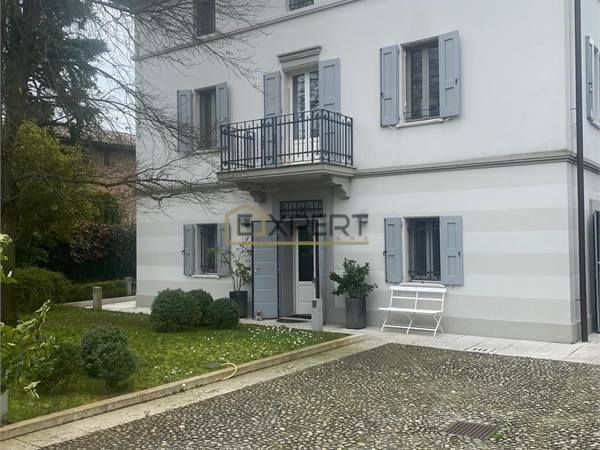 Villa indipendente, completamente ristrutturata, con giardino privato di circa 400 mq.